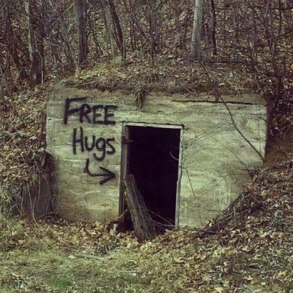 daily dose of randoms -  pennywise free hugs - Free Hugs