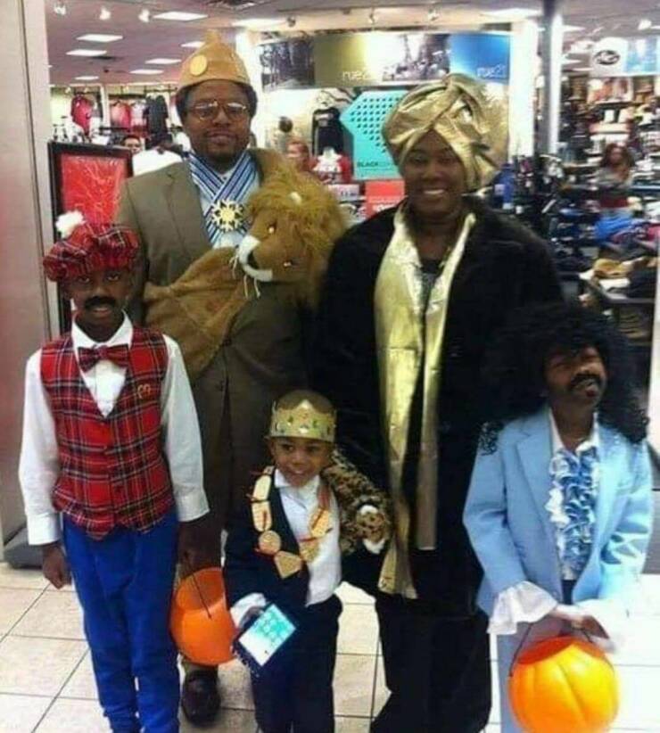 cool pics and funny photos - black family halloween costumes - f