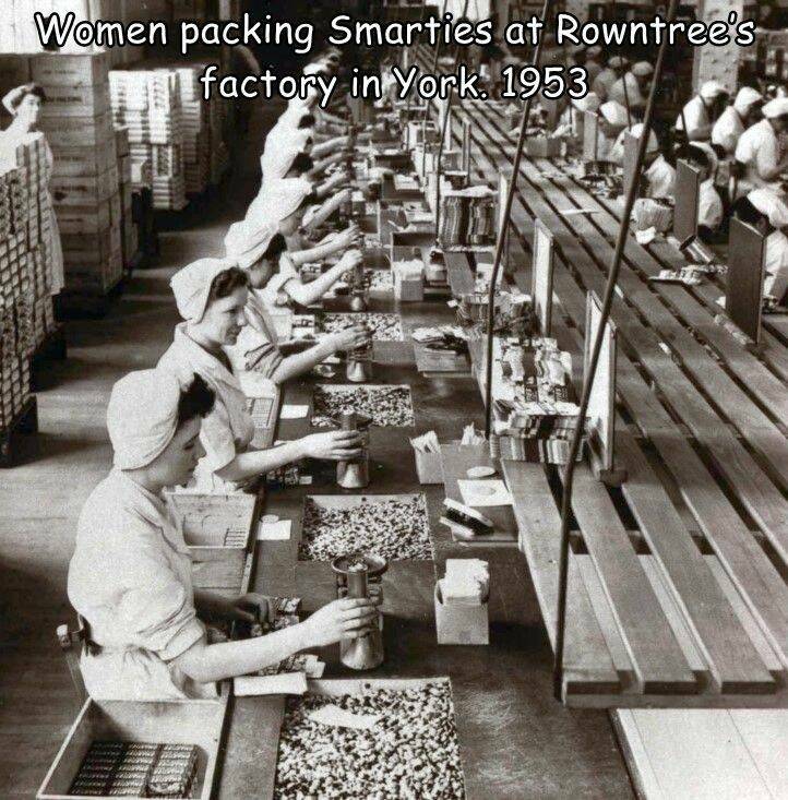 funny pics and cool randoms - monochrome - Women packing Smarties at Rowntree's factory in York. 1953