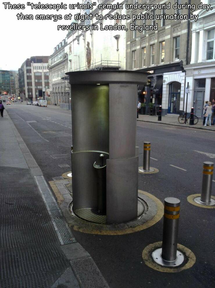 funny pics and cool randoms - open urinals in london - These "telescopic urinals" remain underground during day, then emerge at night to reduce public urination by revellers in London, England Drejt