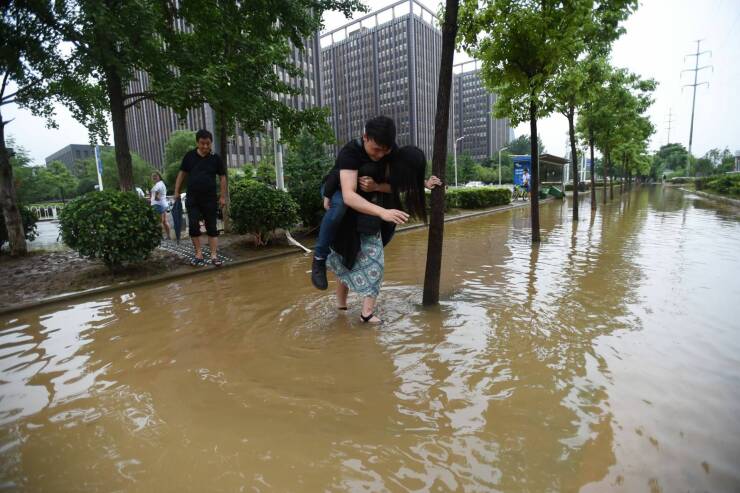 cool random pics - girl carrying her bf