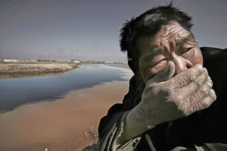 The Yellow river in Mongolia is so polluted that it’s almost impossible to breathe near it