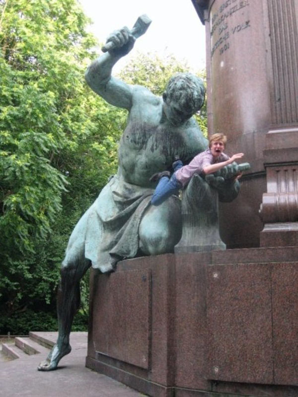 Statues Attacking Humans!