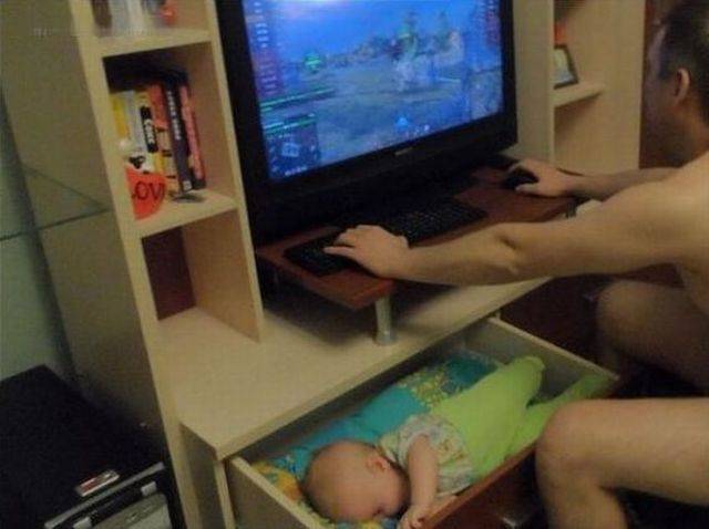 dad plays computer with baby