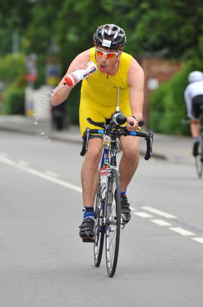 cool pic cyclist water bottle fail