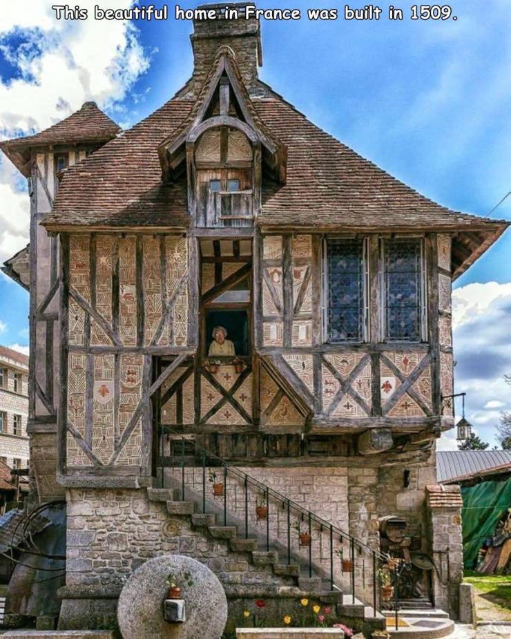 french house built in 1509 - This beautiful home in France was built in 1509. Eme Et Es