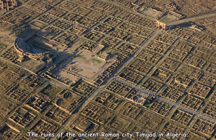 ruins of timgad - The ruins of the ancient Roman city Timgad in Algeria.