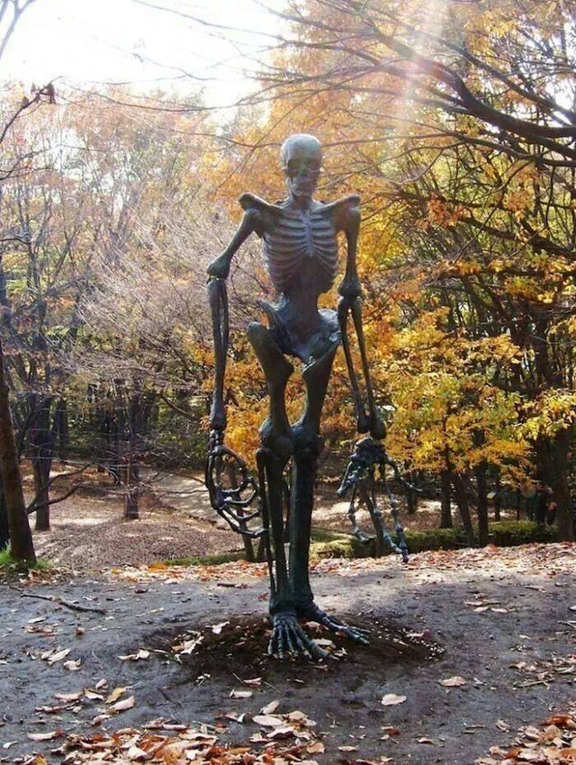 funny pictures -  giant skeleton halloween
