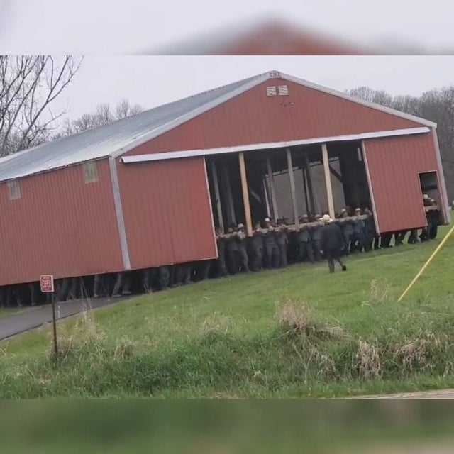 amish moving a barn - Lize