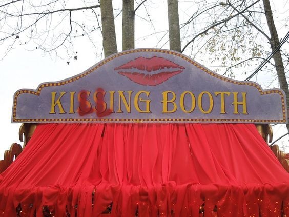 creepy carnival halloween theme - Kissing Booth