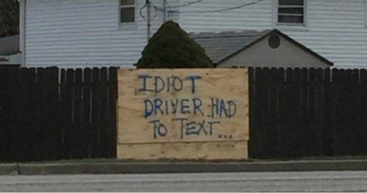 funny pics - idiot driver had to text - sign over broken fence