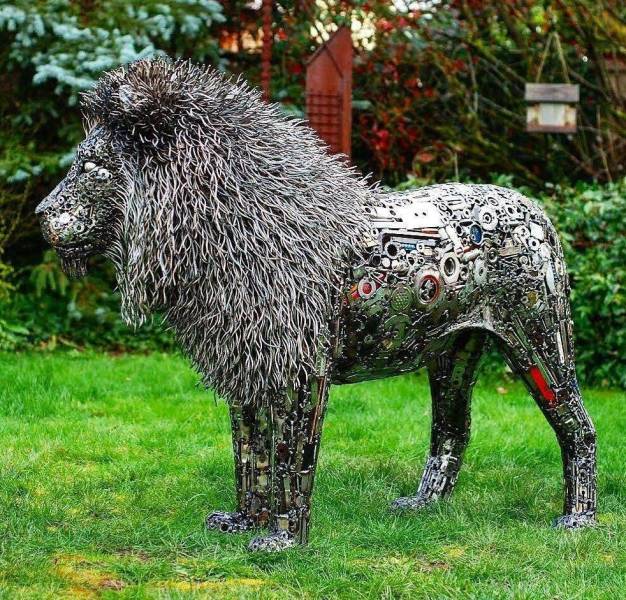funny pics - metal robot dog sculpture with lion mane