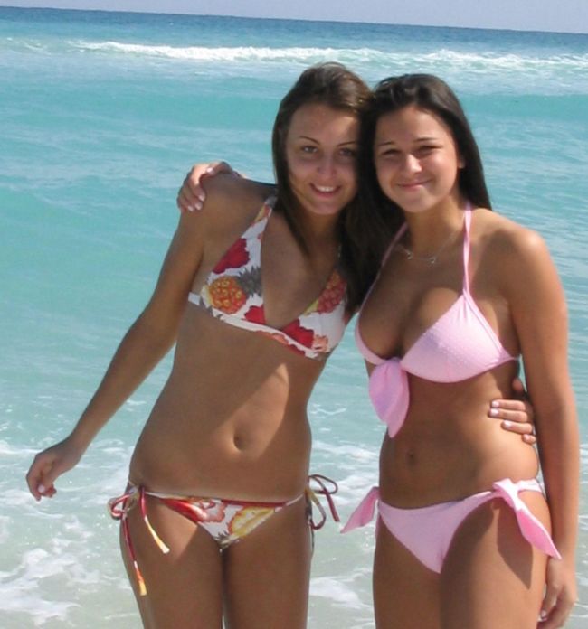 Sizzling Sweethearts: Tits On The Beach
