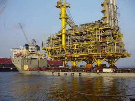 Ship carrying 11,000 ton oil platform