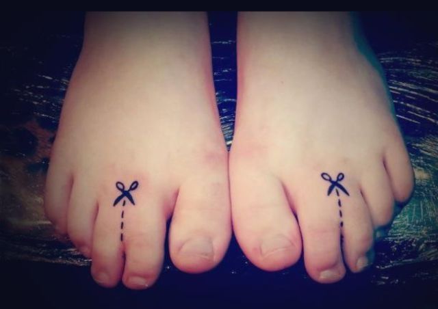 This girl whose webbed toes were perfect for a tattoo