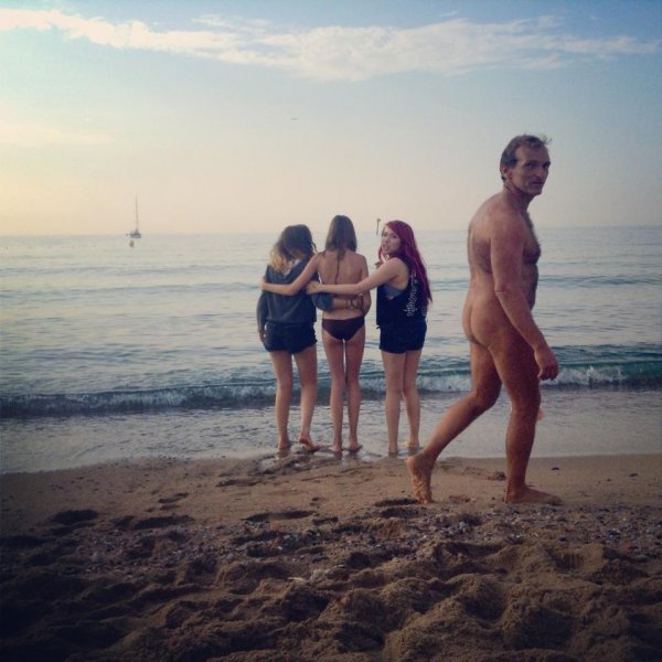 14 Creepy Weirdos Spotted At The Beach