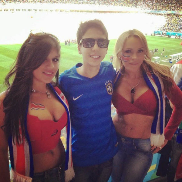27 Geeky Guys That Scored A Hot Chick