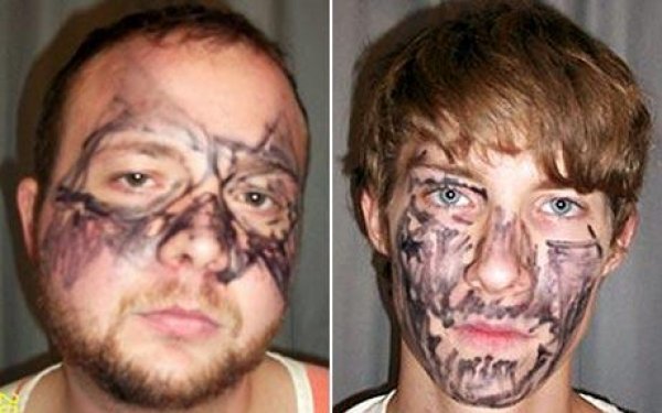 These guys had some spot-on disguises when they tried to break into an appartment in Iowa: