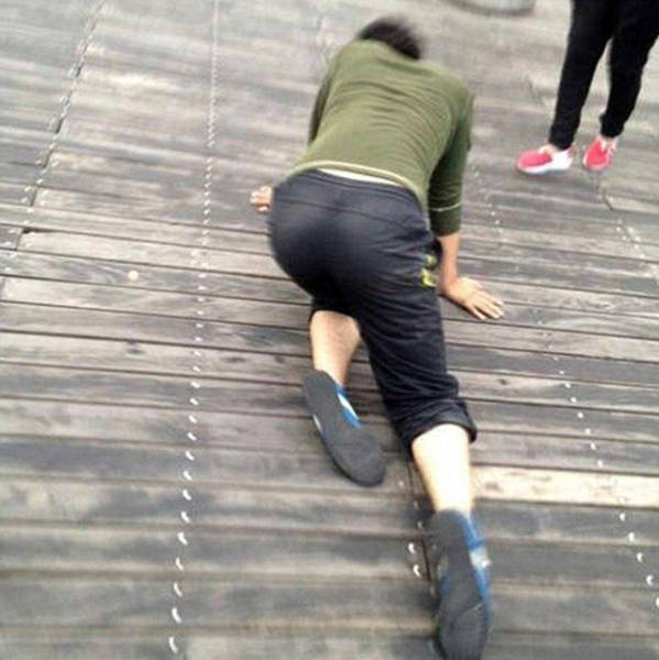 A company in Zhengzhou, China’s Henan Province forced their employees to crawl on their hands and knees around a local lake for failing to reach their sales goals.