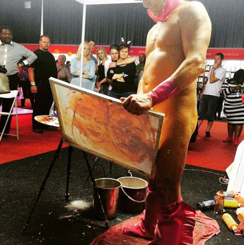 At this year’s SEXPO in London, fascinated visitors were able to watch the artist paint.