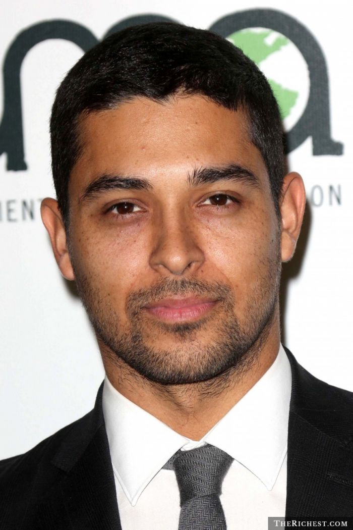 Wilmer Valderrama: That ’70s Show actor is notorious in Hollywood for dating young girls.  His first notable underage romance was with Mandy Moore who was 16 at the time. Valderrama was 20 when they began dating, so the age difference wasn’t that bad. But then, four years later, he hooked up with 17-year-old Lindsay Lohan when he was 24 years old. The now 35-year-old actor is dating Demi Lovato, and the two began their romance when Lovato was just 17 years old.