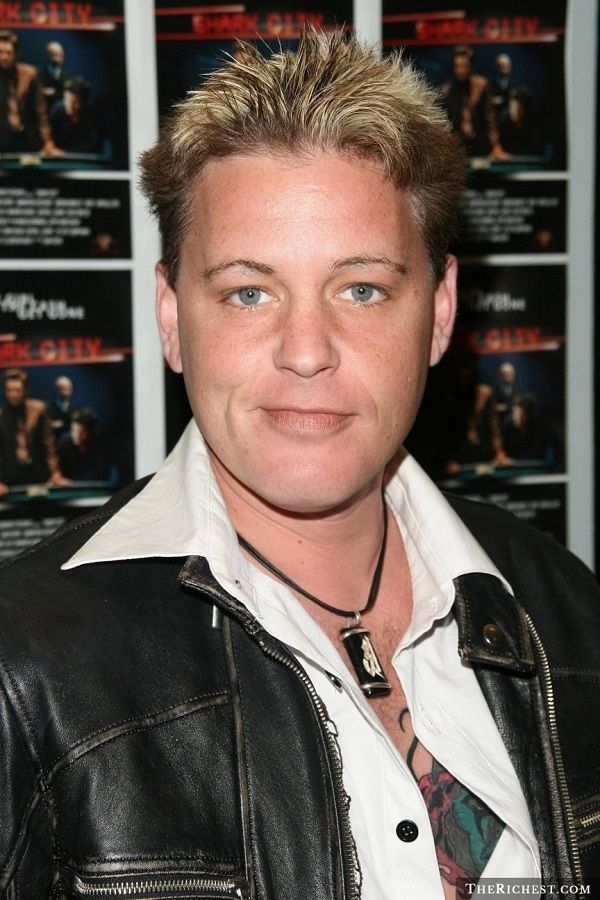 Corey Haim - The 80s teen idol from The Lost Boys, collapsed and died in 2010 right in front of his mother. After his child-star fame, he succumbed to addiction. Reports said he died of pneumonia. But he makes the list of celebrities killed by Illuminati when you consider the 553 perscription pills he received 32 days before his death.