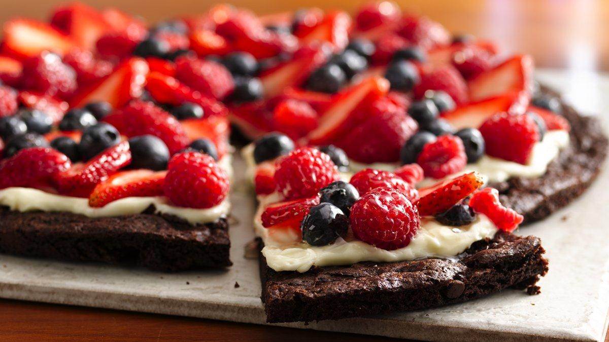 Brownie and Berry Pizza