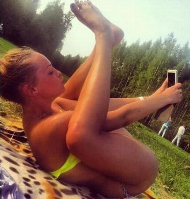 16 People Caught In The Act Of Taking Horrible Selfies