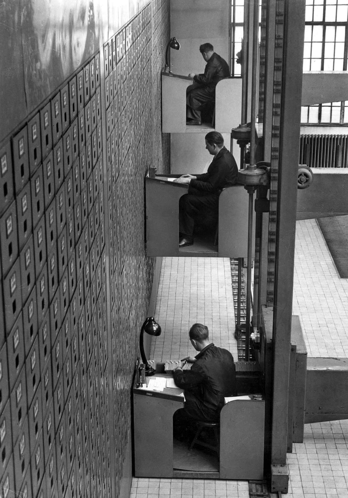 Electric elevator desks in Prague, 1937