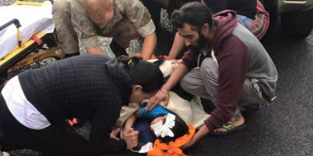 Sikh in New Zealand removes turban to cradle injured baby's head.