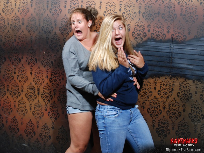 25 Hilarious Haunted House Reactions - Funny Gallery