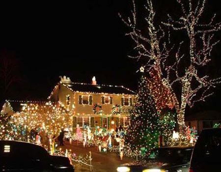 13 Tacky Holiday Displays That Overpower The Neighborhood 