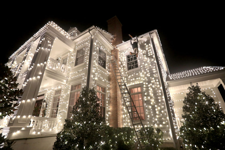 Homeowner Recreates Griswold's "Christmas Vacation" Light Display