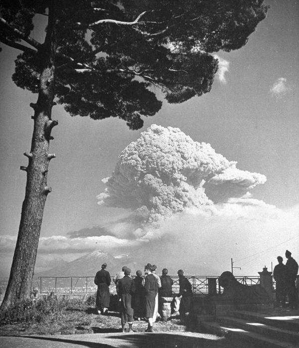Mount Vesuvius erupting in 1944.