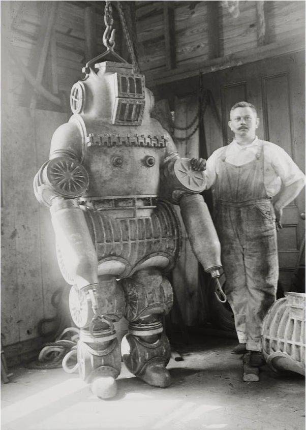 Chester E Macduffee and his 250 kilo diving suit in 1911.