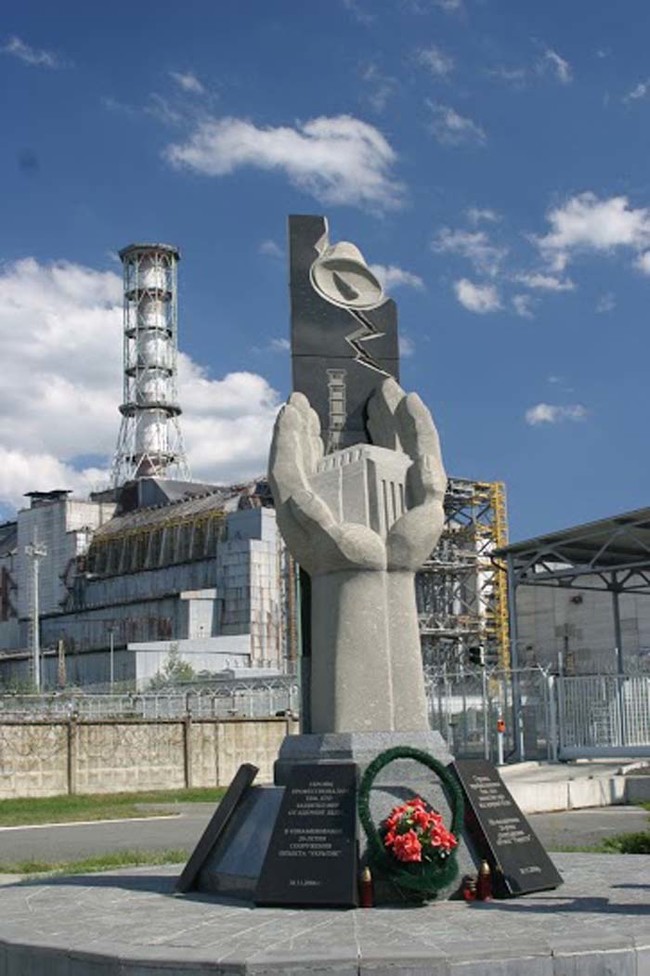 A monument commemorating the 1986 disaster and those who lost their lives in the tragedy.