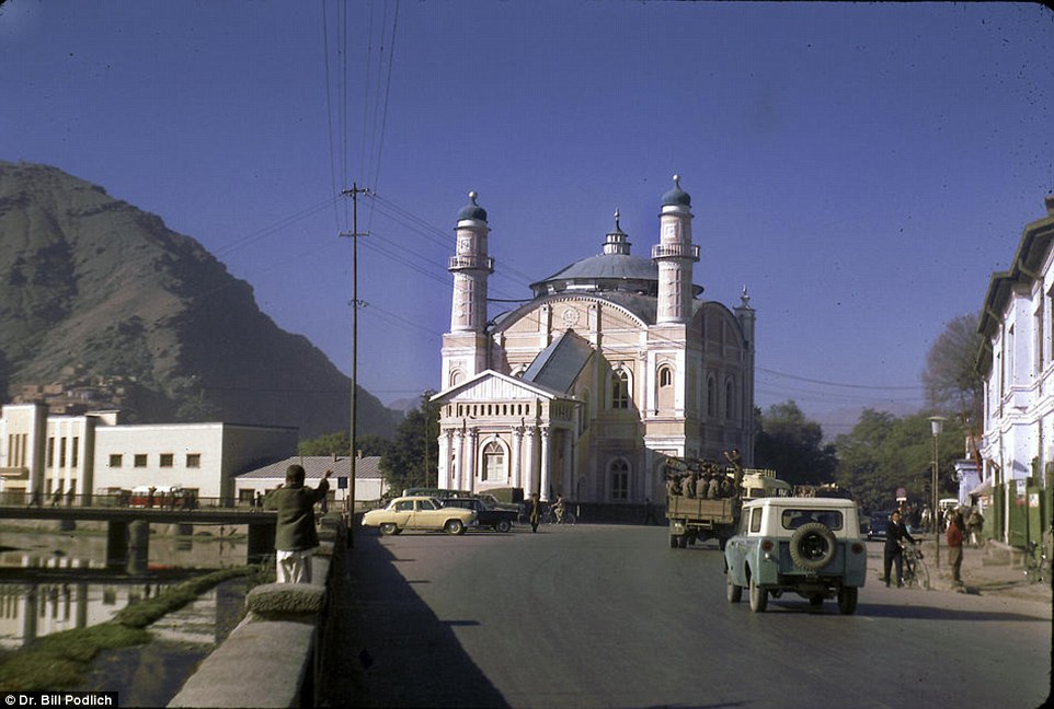 Masjid Shah-e-do Shamsheera in