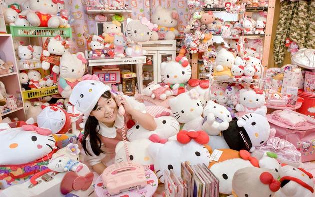 Asako Kanda of Japan has the largest Hello Kitty collection in the world. Her entire home is overfilling with the stuff!