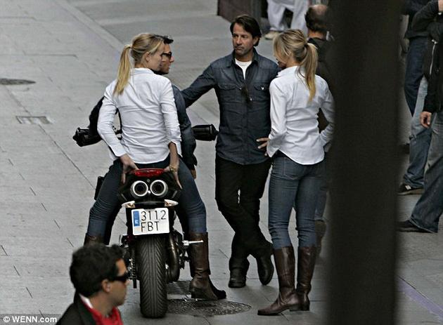 Cameron Diaz  Tom Cruise next to their stunt doubles on the set of Knight and Day 2010.