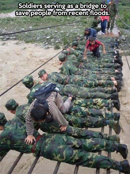 soldiers human bridge - Soldiers serving as a bridge to save people from recent floods. Mis Ga