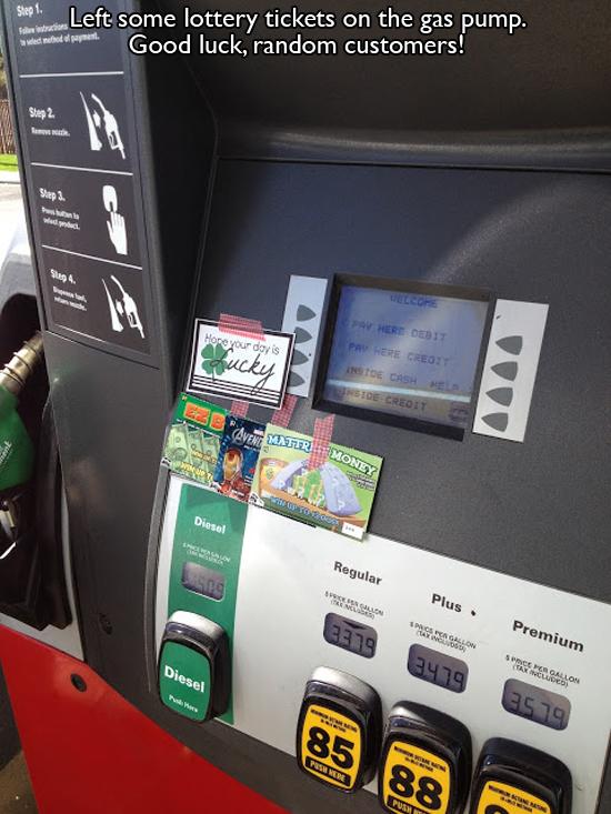 gifts that will restore your faith in humanity - Shah Left some lottery tickets on the gas pump. Suded method of paper Good luck, random customers! Step 2. Stap 1 ta Av Herdded 17 Pay Here Credit Inte Cash Inside Credit Avene Materiemon Diesel Regular Sec