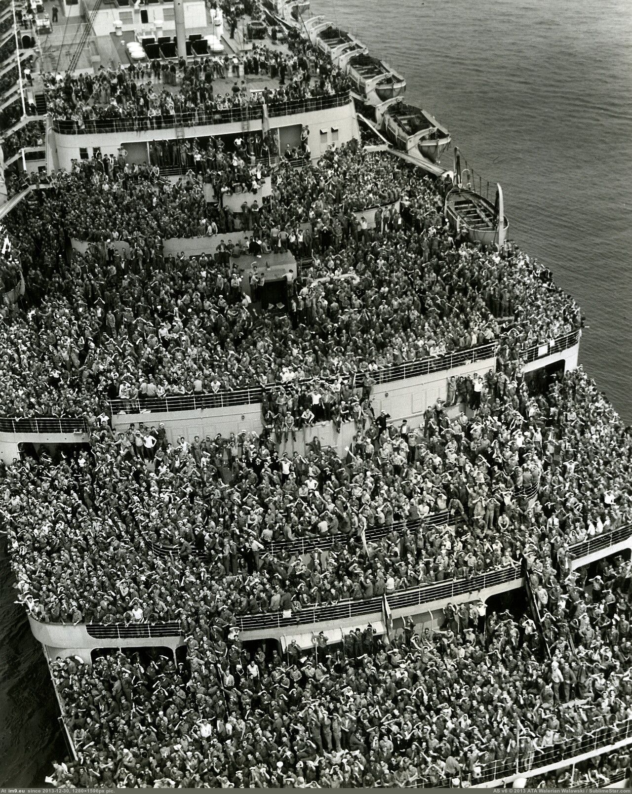 Crowded ship bringing American troops back to New York harbor after V-E Day, 581945
