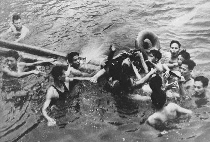 An airman being captured by Vietnamese civilians in Truc Bach Lake, Hanoi in 1967. The airman is John McCain.