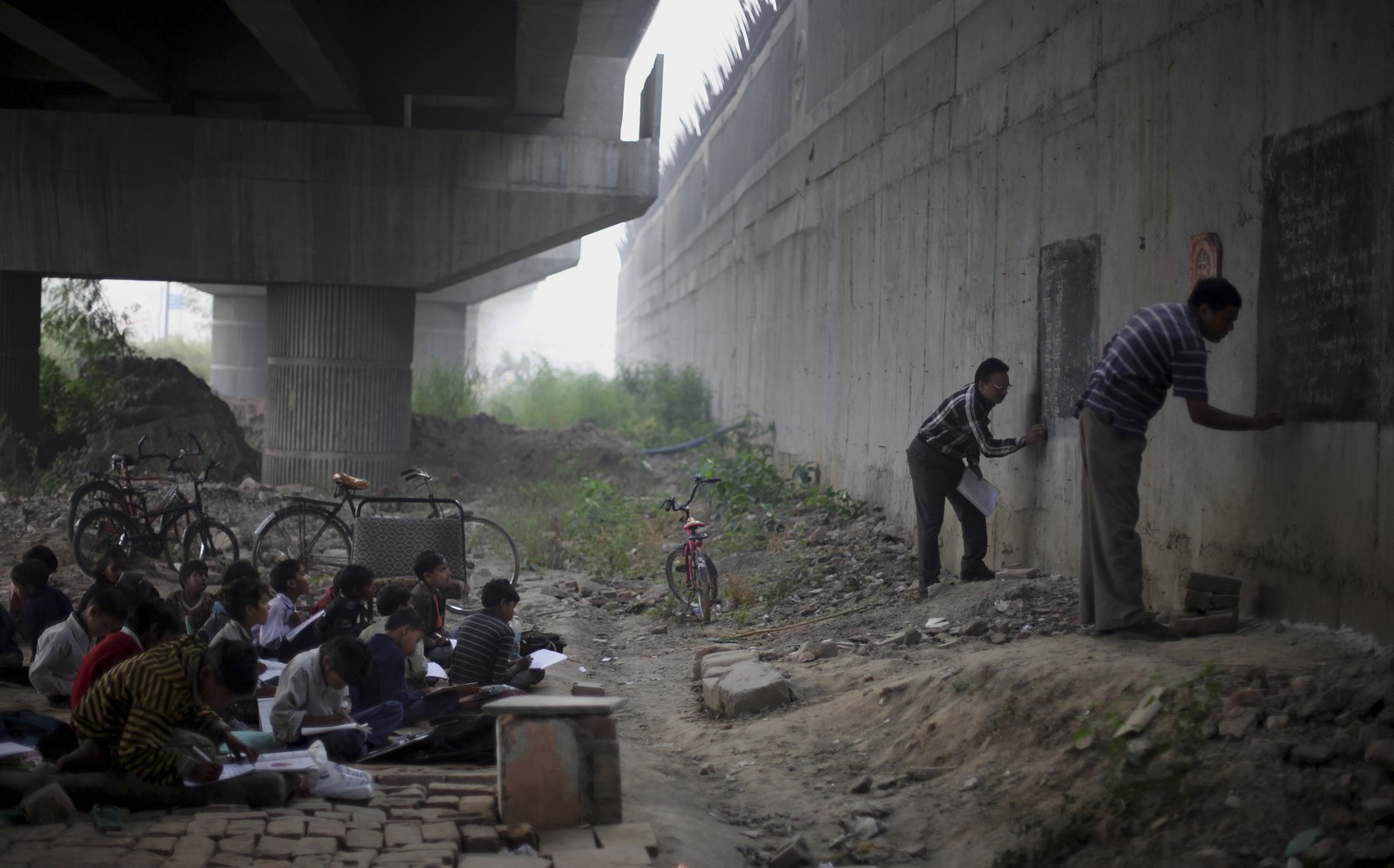 Teachers in India gave lessons to homeless children