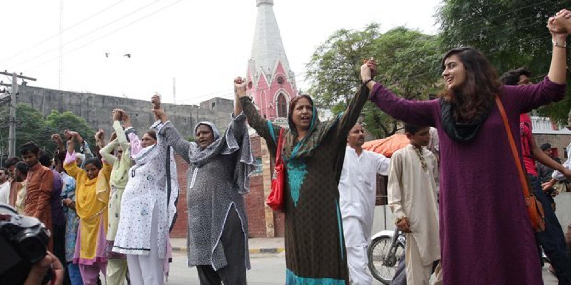 Pakistani Muslims form a human chain to protect Christians during Mass. 2013
