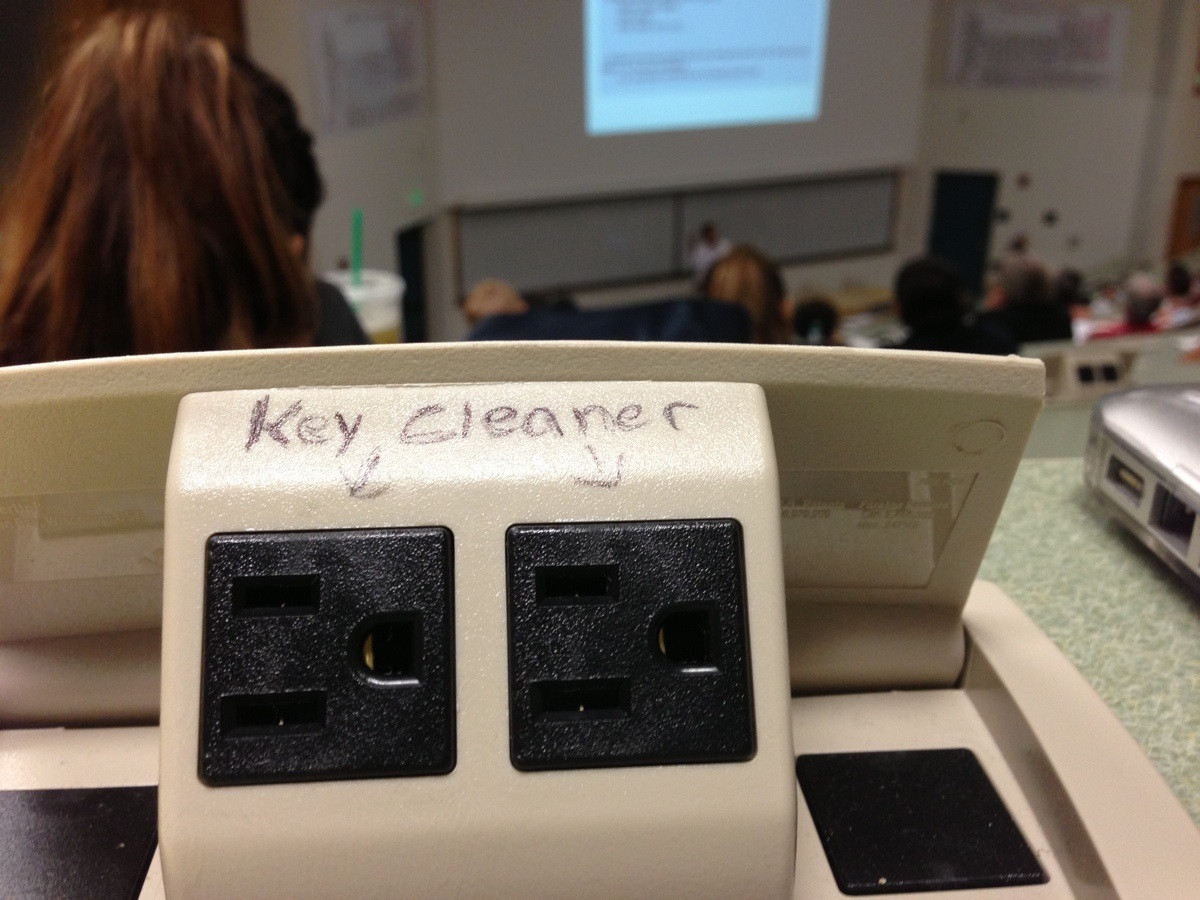 plug socket key cleaner - Key cleaner