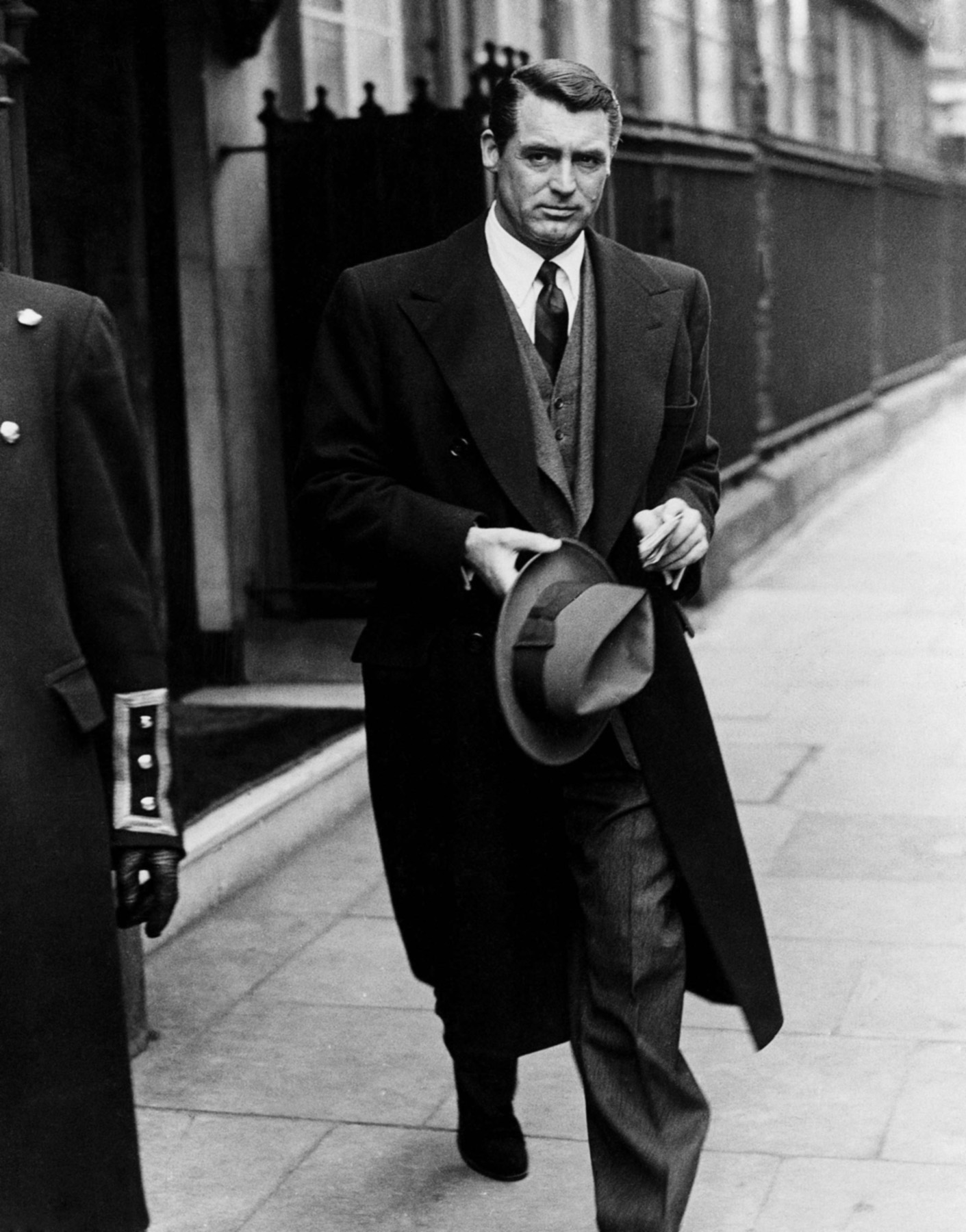 The definition of old school cool. Cary Grant in the 1950s