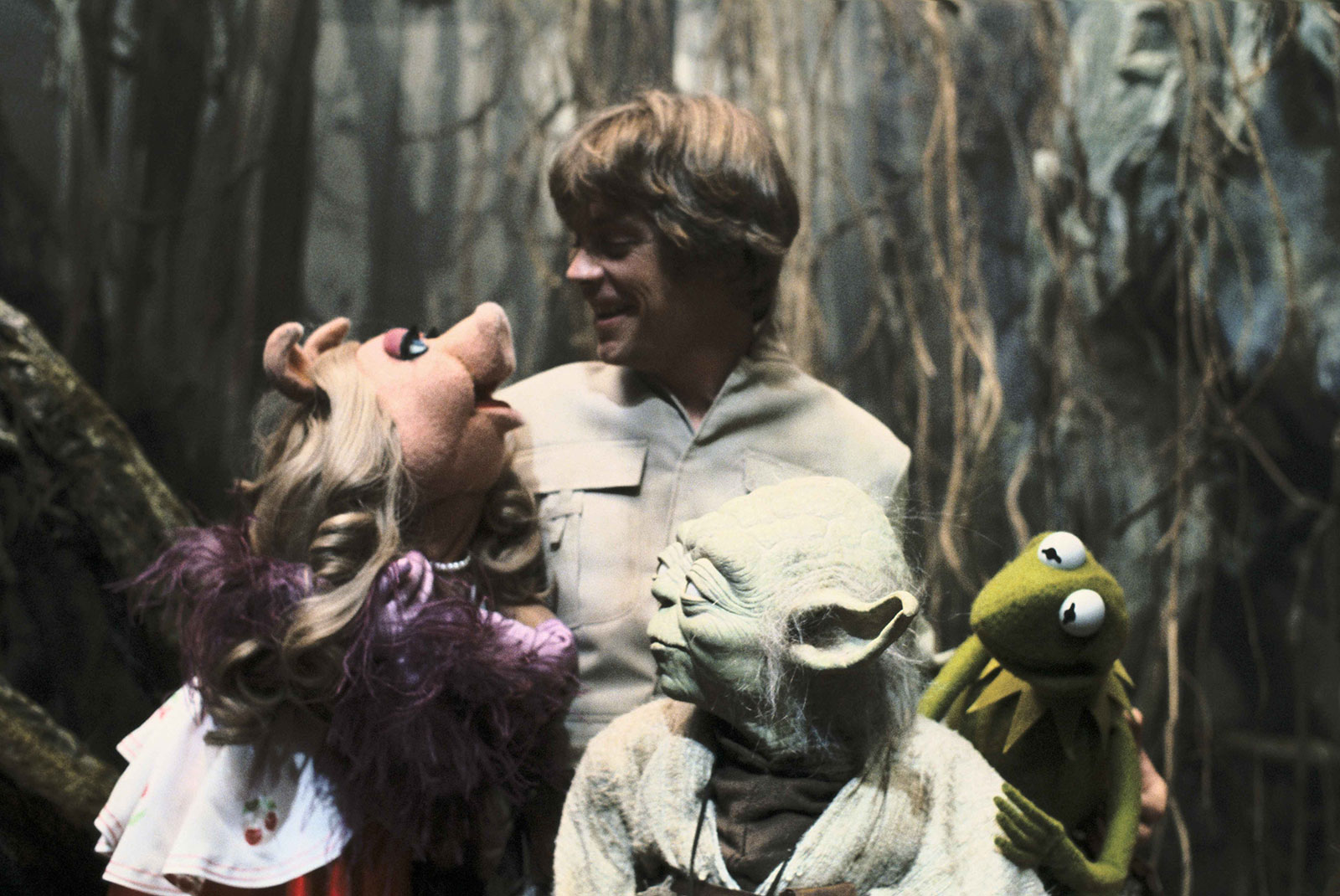 Kermit and Piggy visit Mark Hamill and Yoda on the Dagobah set