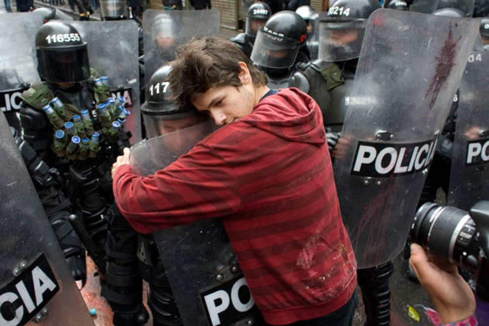 riot police hug - 116553 Polic Pc