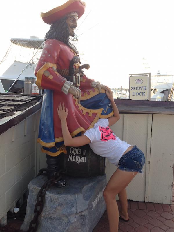 funny statue captain happy - South Dock apia i Morgan